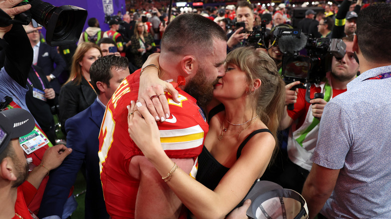 Taylor Swift and Travis Kelce kissing at the Superbowl.