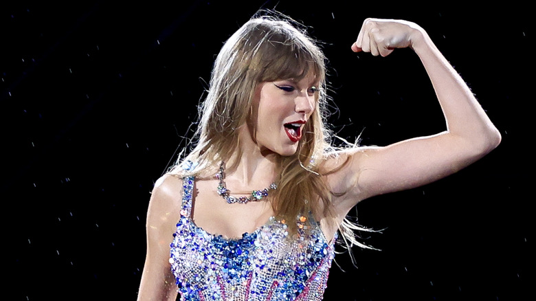 Taylor Swift flexing her bicep