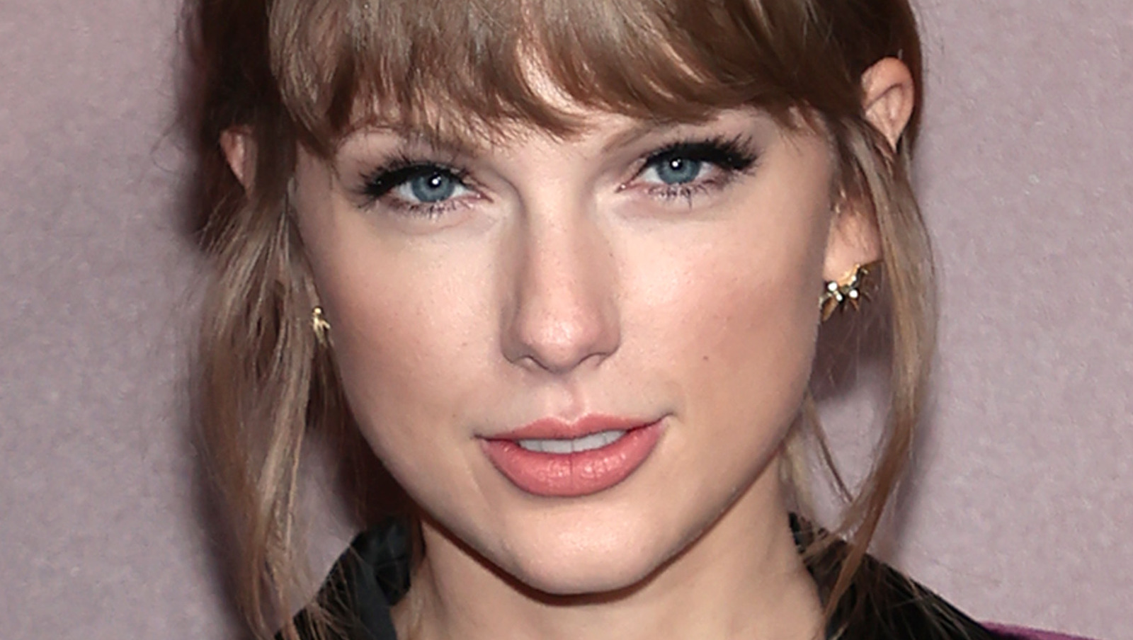 Taylor Swift's EyePopping 2022 VMAs Look Sends Fans Into Conspiracy
