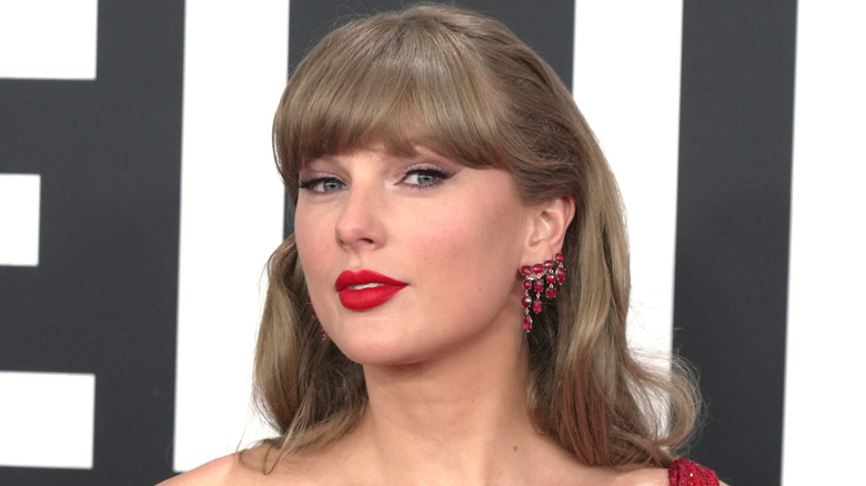 Taylor Swift posing on the red carpet