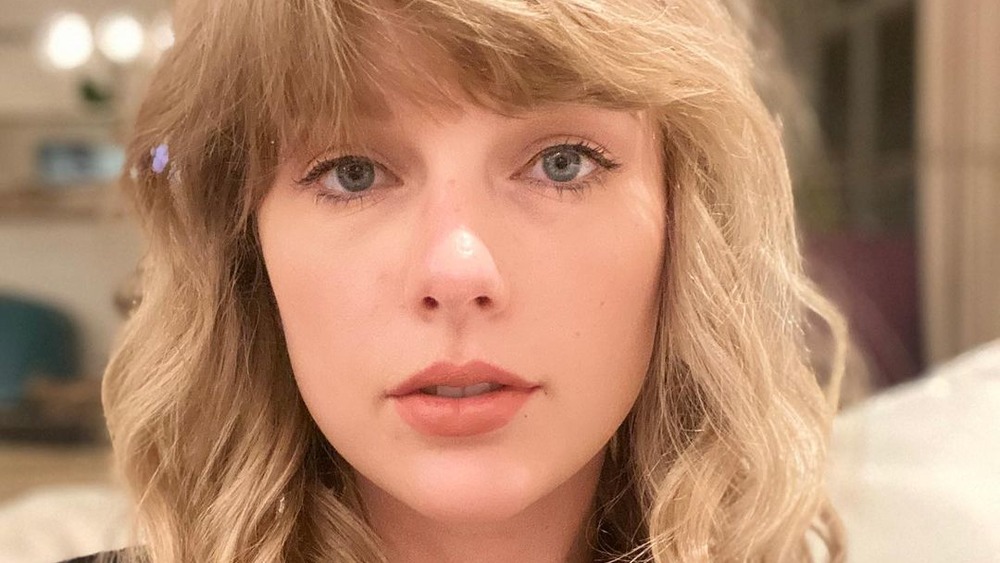 Taylor Swift poses for a selfie