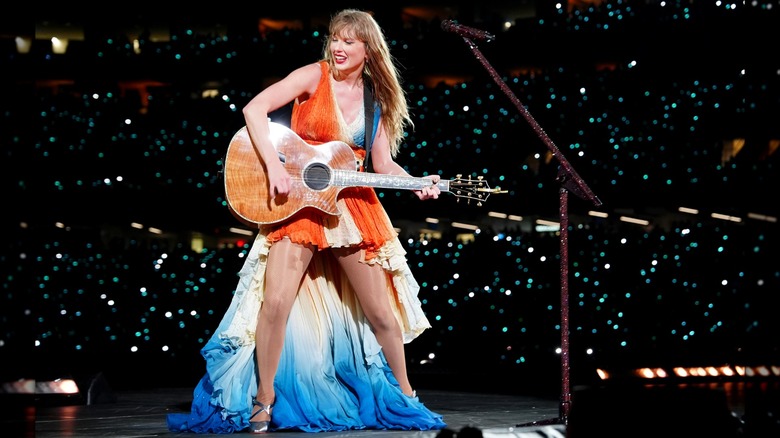 Taylor Swift toca la guitarra durante el concierto Eras Tour en Nueva Orleans