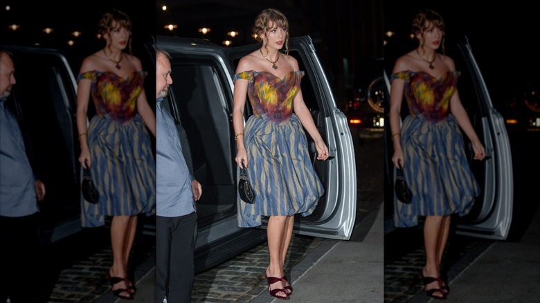 Taylor Swift saliendo de un auto con un vestido multicolor de Vivienne Westwood