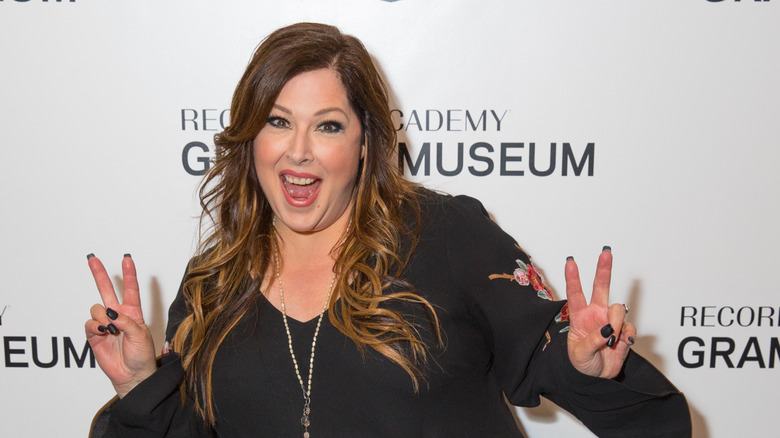 Carnie Wilson peace sign