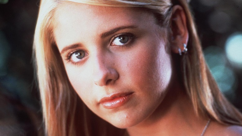 Sarah Michelle Gellar posing