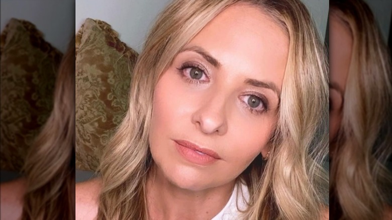 Sarah Michelle Gellar tilting head