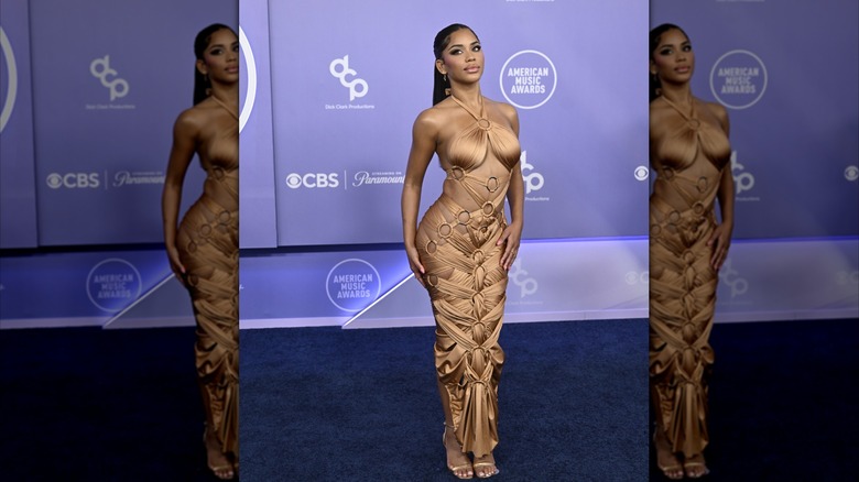 Amaya Espinal wearing a beige dress comprised of fabric strips attached to silver rings at the 2026 AMAs.