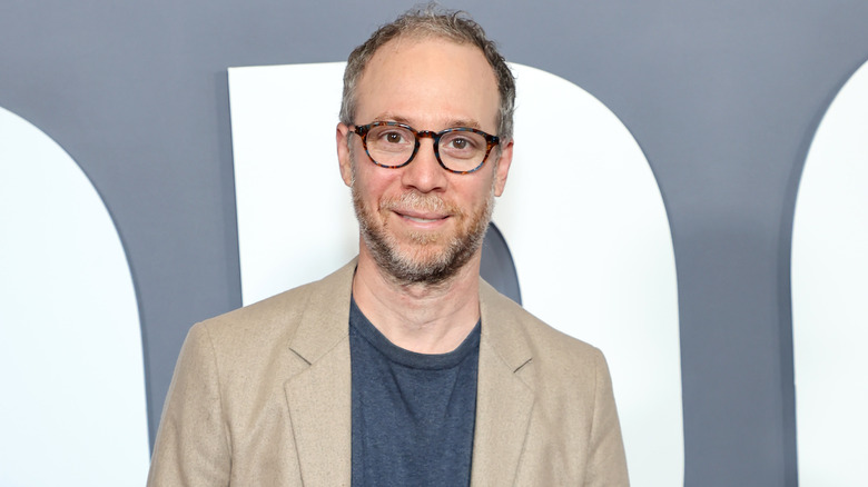 Kevin Sussman smiling on red carpet