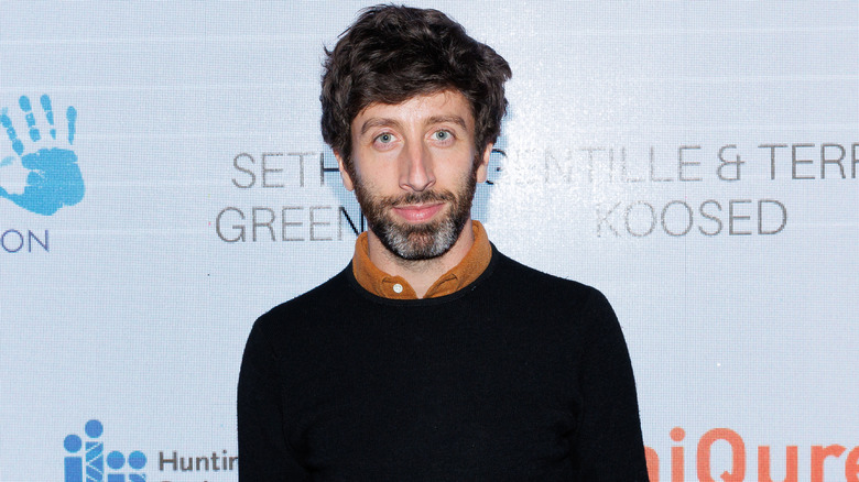 Simon Helberg posing at event