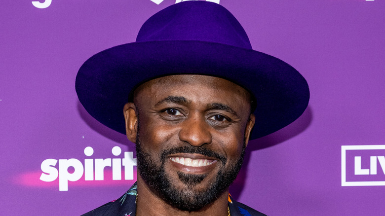 Wayne Brady posing