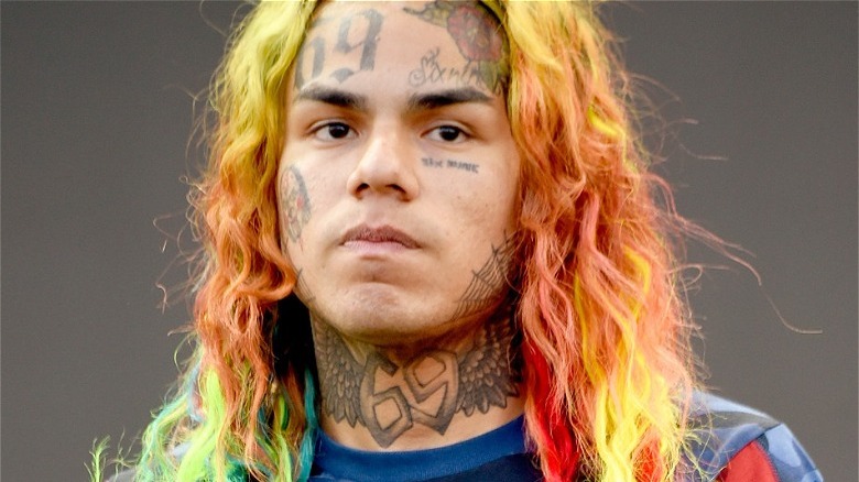 Tekashi 6ix9ine, lips pursed