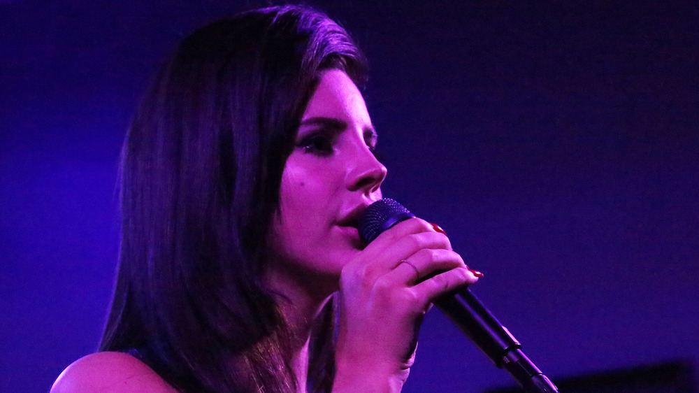 Lana Del Rey singing