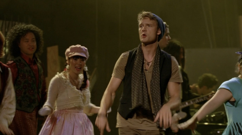 Adam's Apples performs "Baby Got Back" on "Glee"