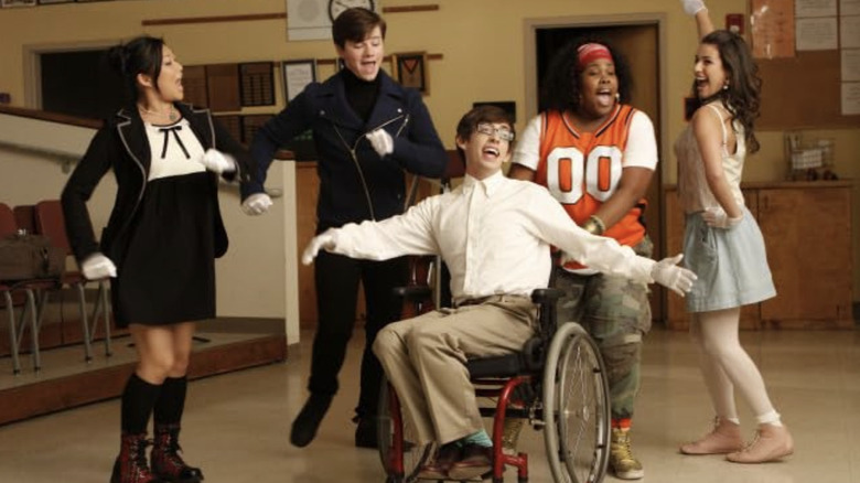 New Directions sing in "Glee" pilot