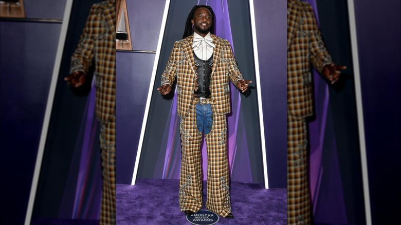 Shaboozey attends the 2025 American Music Awards.