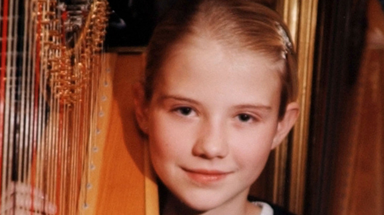 A young Elizabeth Smart playing the harp