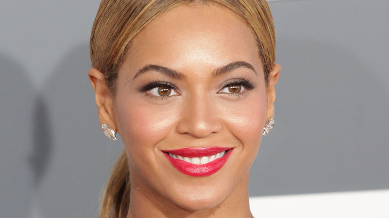Beyoncé poses for a photo