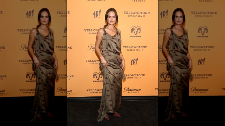 Kelly posing at season 5B premier