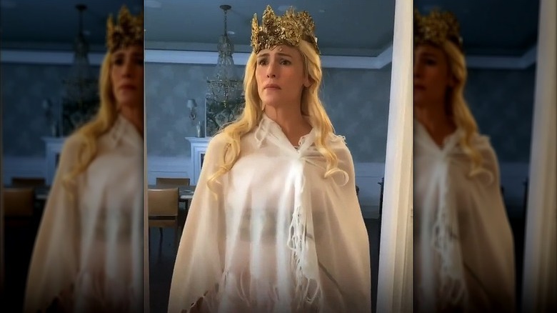 Jennifer Garner in a blonde wig and crown