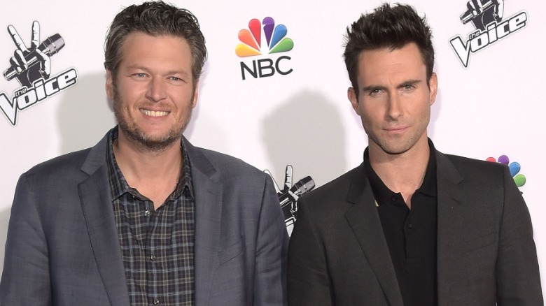 Judges Blake Shelton and Adam Levine pose for a photo together 