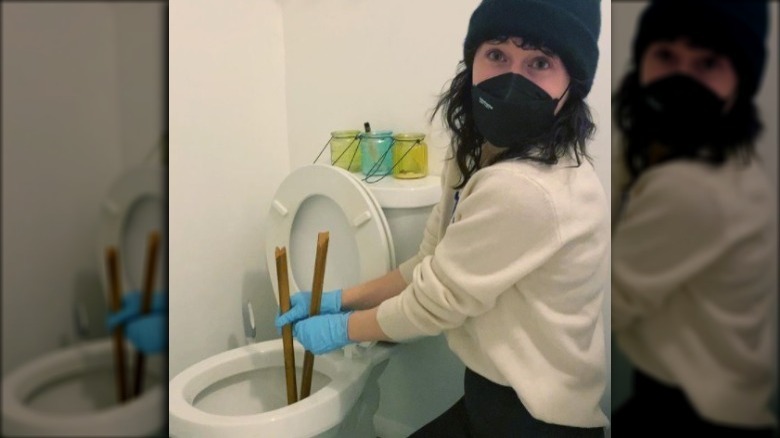 Rachel Brosnahan plunging an NYC toilet