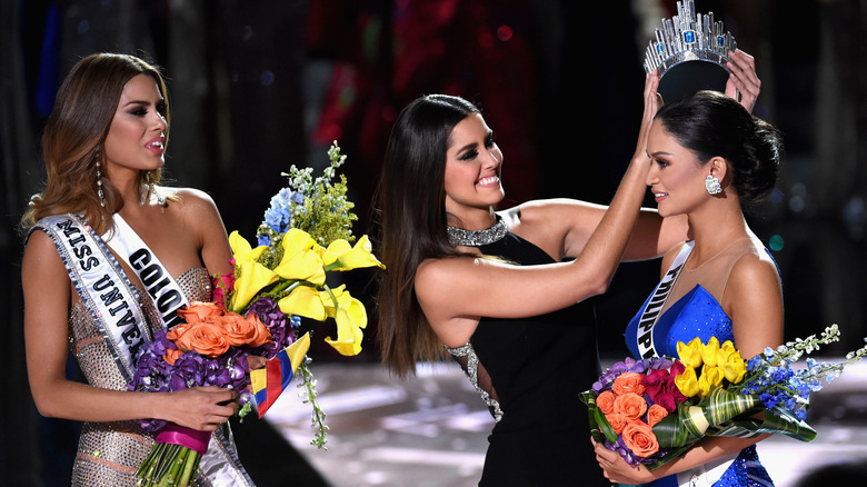 Crowning mishap with Miss Colombia and Miss Philippines
