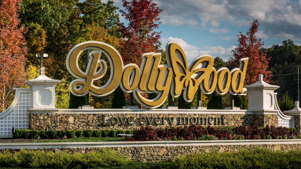 Dollywood theme park sign 