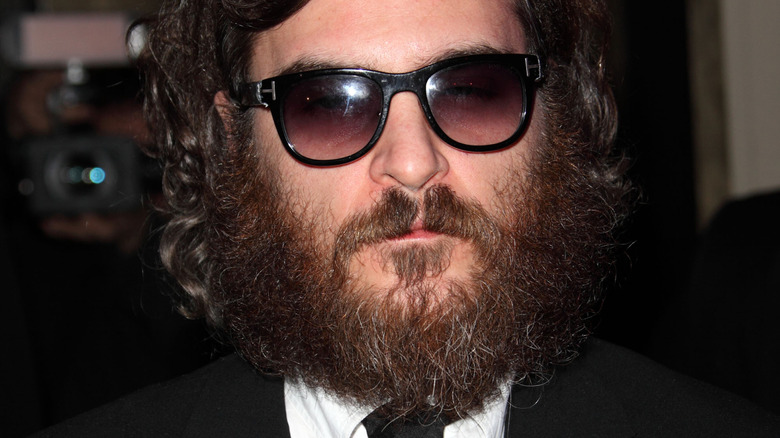 joaquin phoenix squinting sunglasses beard