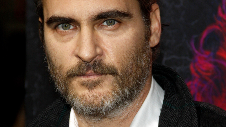 joaquin phoenix looking serious beard