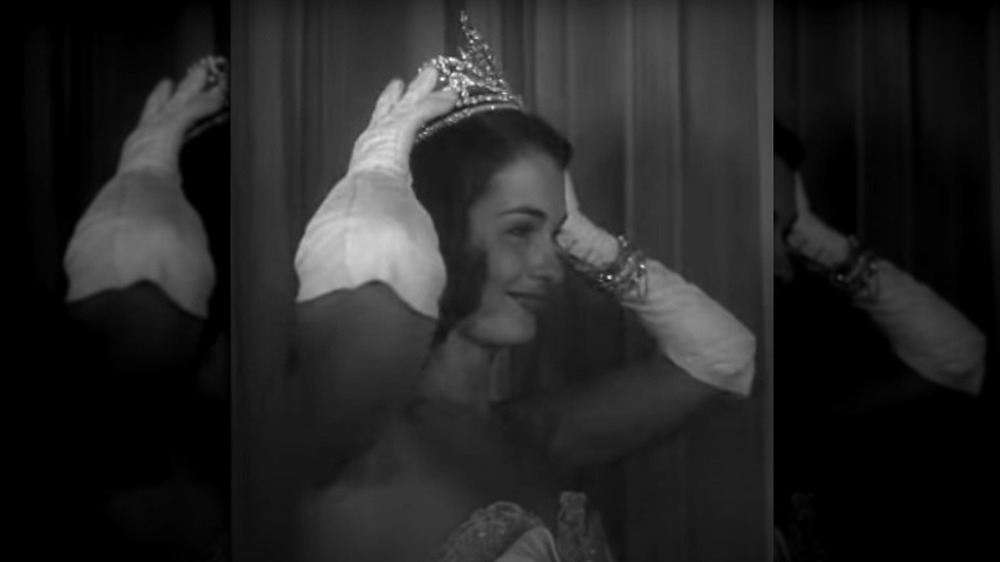 Yolande Betbeze crowning her successor 