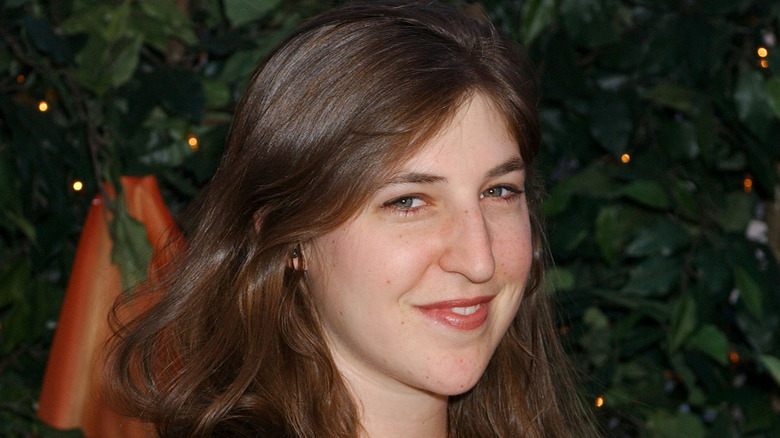 Blossom's Mayim Bialik posing for cameras