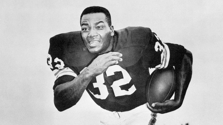 Jim Brown running with footbal