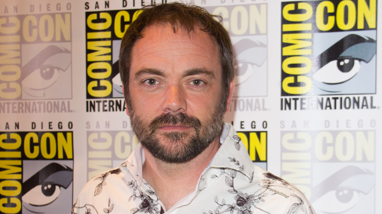 Mark Sheppard posing