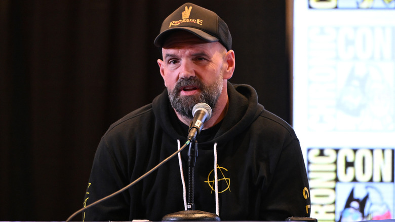 Ethan Suplee at a microphone