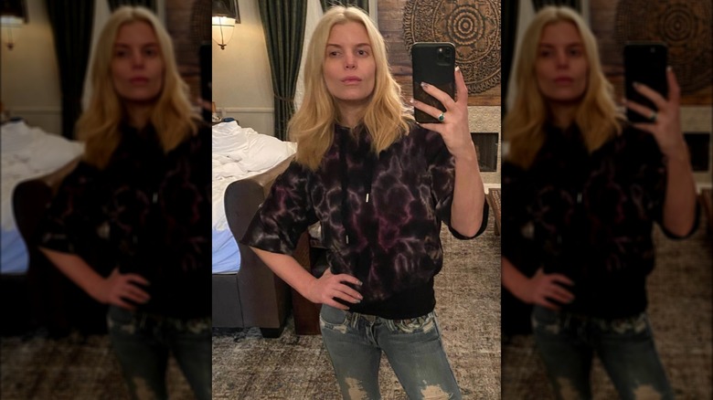 Jessica Simpson mirror selfie