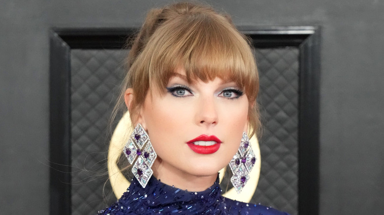 Taylor Swift red lipstick