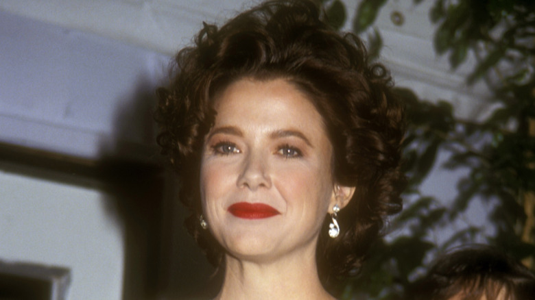 Annette Bening posing for cameras