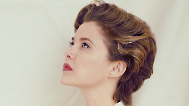 Annette Bening posing for cameras