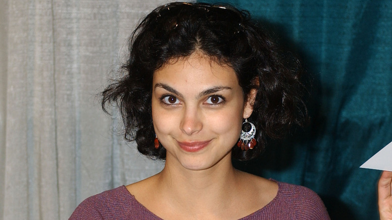 Morena Baccarin posing for cameras while signing autographs