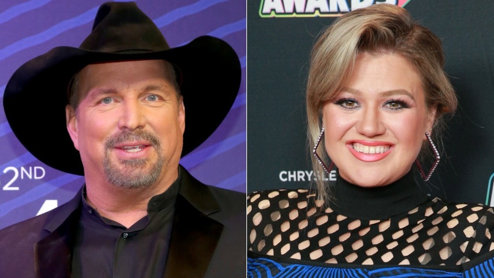 Garth Brooks and Kelly Clarkson smiling