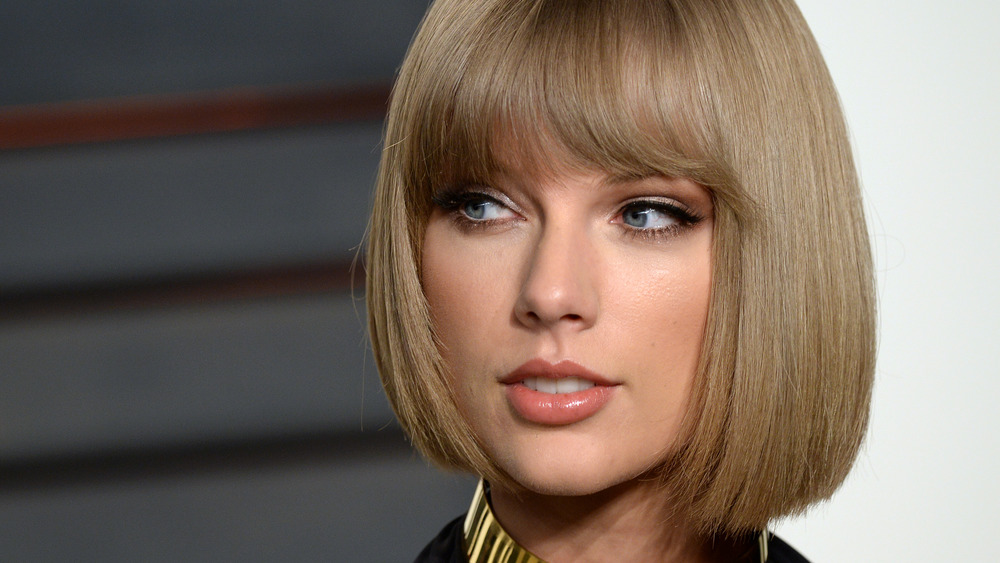 Taylor Swift posing