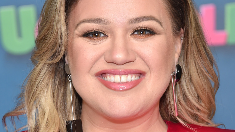 Kelly Clarkson smiling