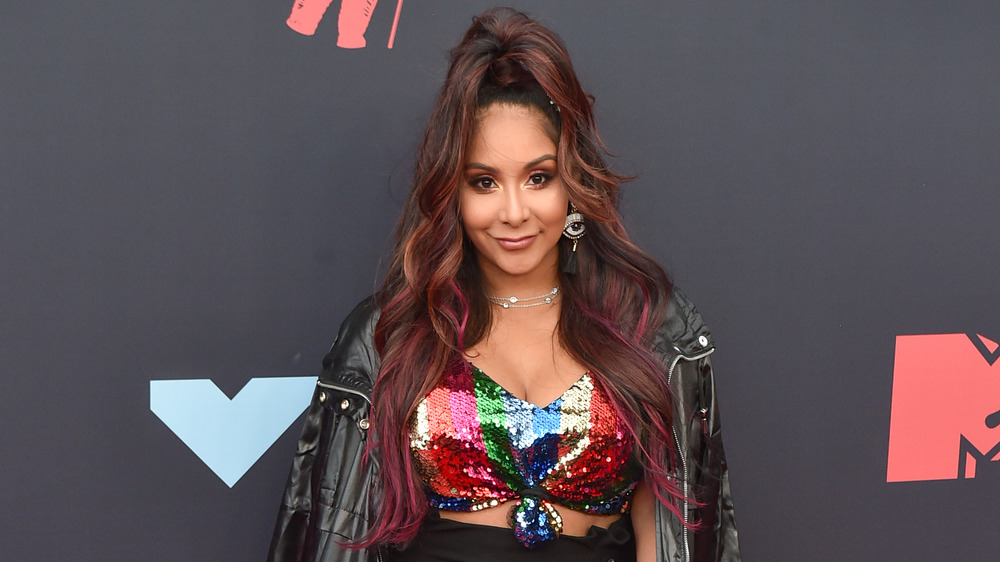 Snooki posing on red carpet