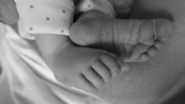 David Pastrnak's newborn baby Viggo Rohl Pastrnak's feet, black and white photo, 2021