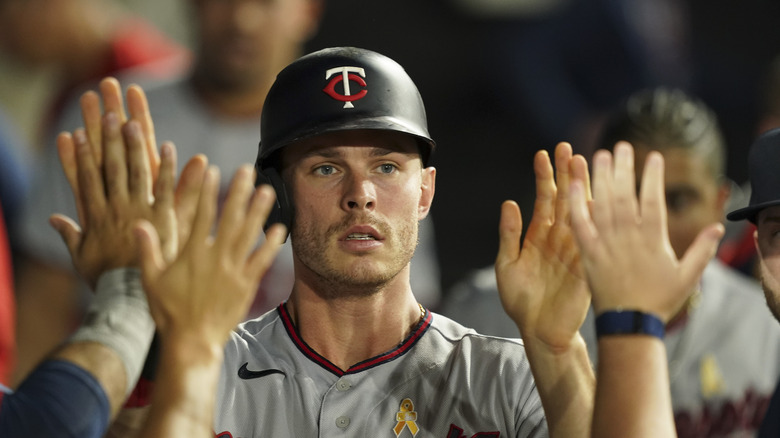 Max Kepler slapping hands