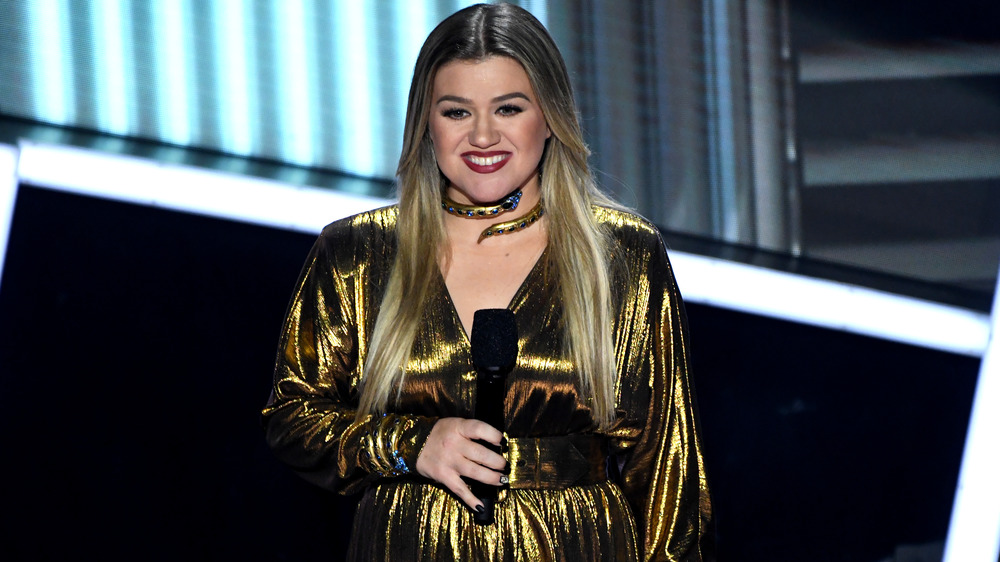 Kelly Clarkson hosting