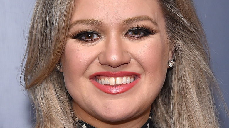 Kelly Clarkson poses for pictures at an event