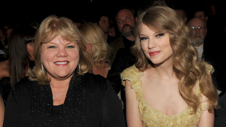 Taylor Swift with her mom Andrea Swift