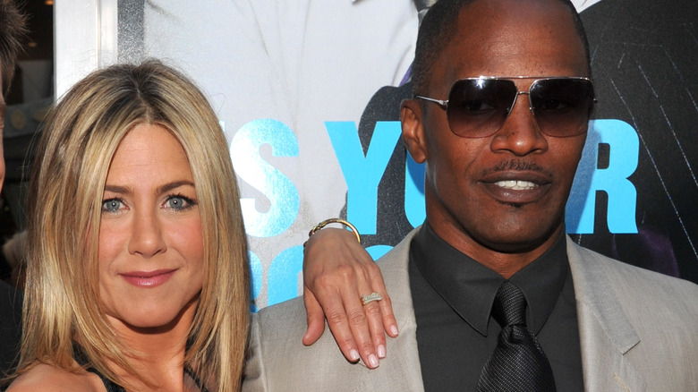 Jennifer Aniston and Jamie Foxx posing