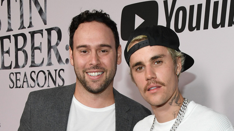 Scooter Braun Justin Bieber posing
